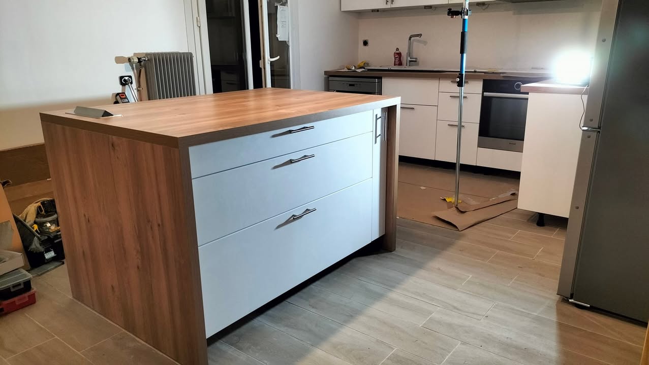 Photo réelle — Cuisine avec îlot et éclairage du plan à Localisation non précisée