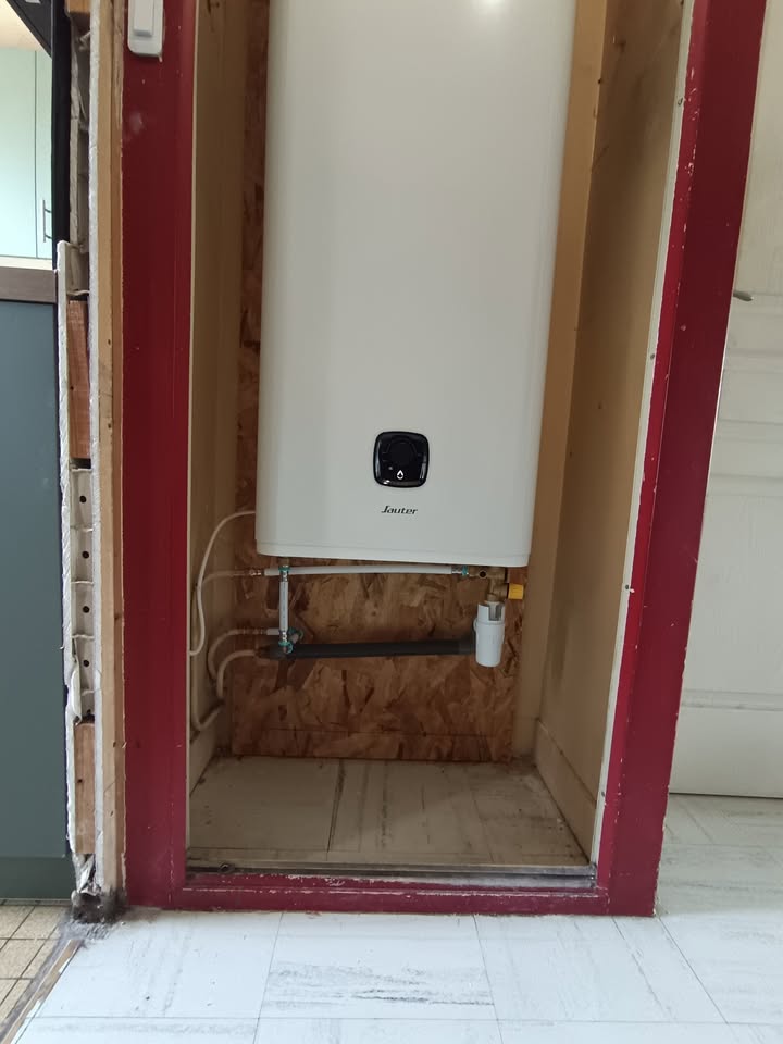 Photo réelle — Remplacement d’un chauffe-eau par un modèle plat à Localisation non précisée