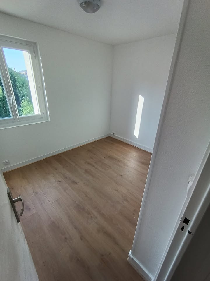 Photo réelle — Pièces rénovées : murs clairs et sol d’aspect bois à Localisation non précisée