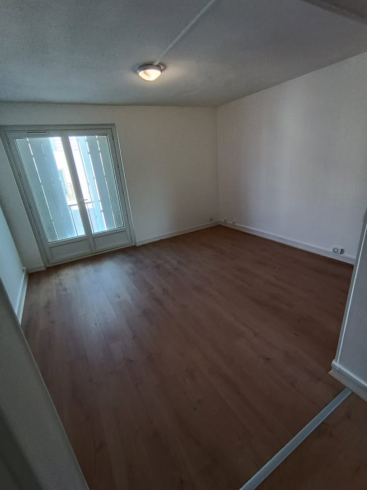 Photo réelle — Pièces rénovées : murs clairs et sol d’aspect bois à Localisation non précisée