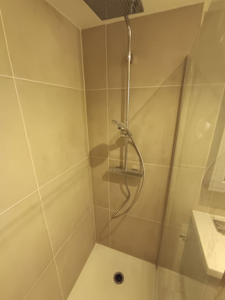 Photo réelle — Salle de bains à Orléans : douche et meuble vasque à Orléans