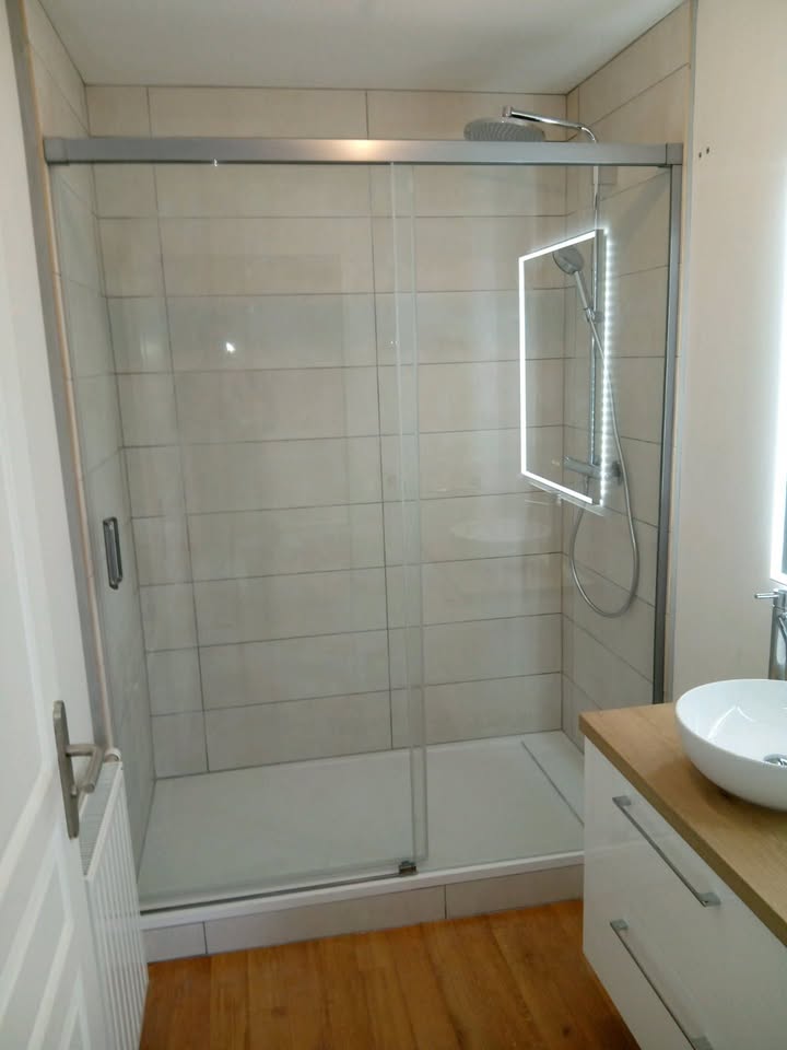 Photo réelle — Salle de bains : vasque ronde et éclairage LED à Localisation non précisée