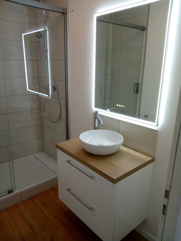 Photo réelle — Salle de bains : vasque ronde et éclairage LED à Localisation non précisée