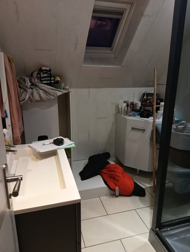 Photo réelle — Douche et rangements sous pente à Saint-Jean-de-Braye à Saint-Jean-de-Braye