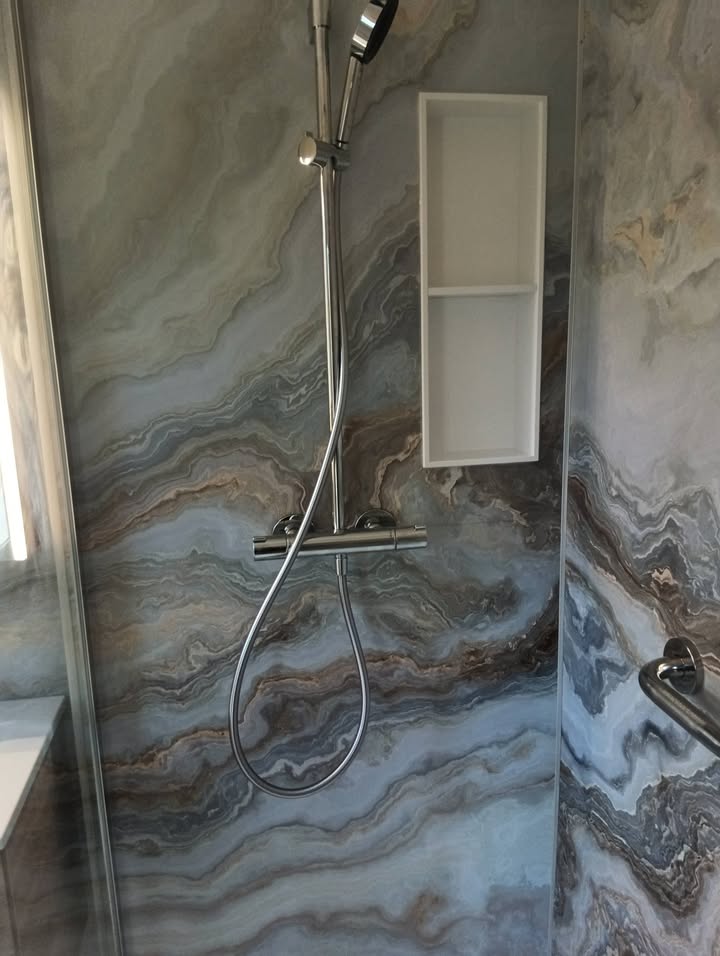 Photo réelle — Salle de bains avec habillage mural effet onyx à Localisation non précisée
