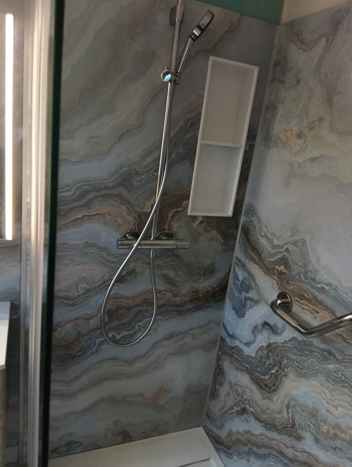 Photo réelle — Salle de bains avec habillage mural effet onyx à Localisation non précisée