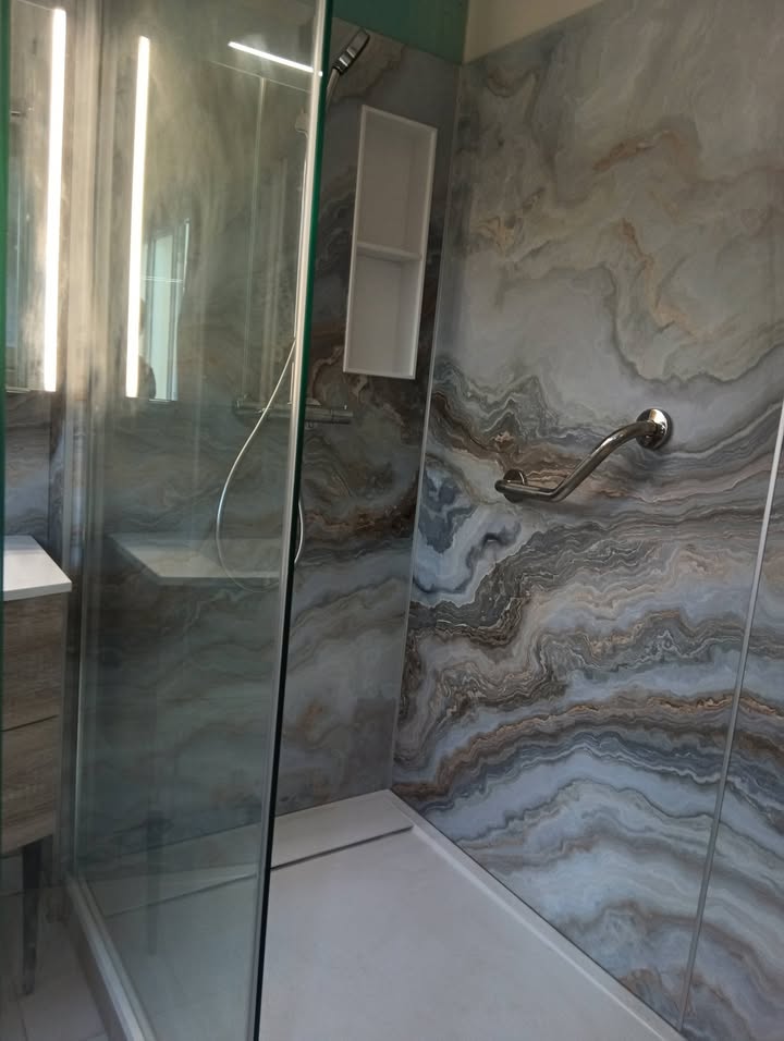 Photo réelle — Salle de bains avec habillage mural effet onyx à Localisation non précisée