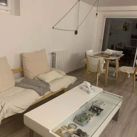 Photo réelle — Espace de vie clair et aménagé à Localisation non précisée