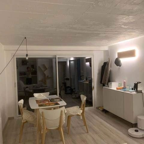 Photo réelle — Espace de vie clair et aménagé à Localisation non précisée
